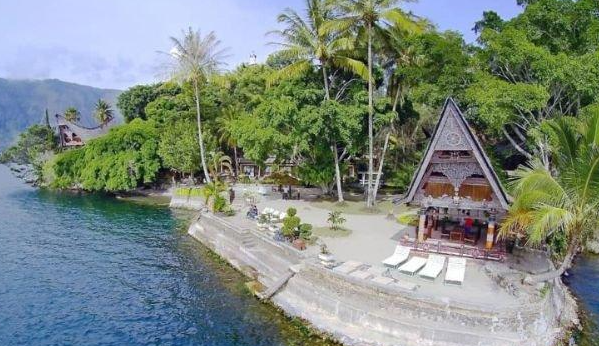 Keindahan Carolina Hotel Samosir di Tepi Danau
