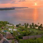 Review Resort Pantai dengan pemandangan matahari terbenam