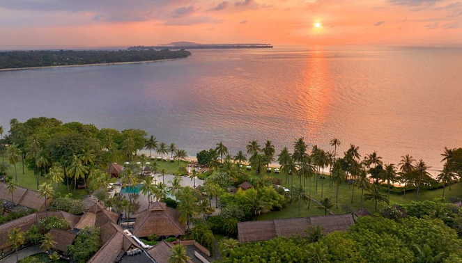 Review Resort Pantai dengan pemandangan matahari terbenam